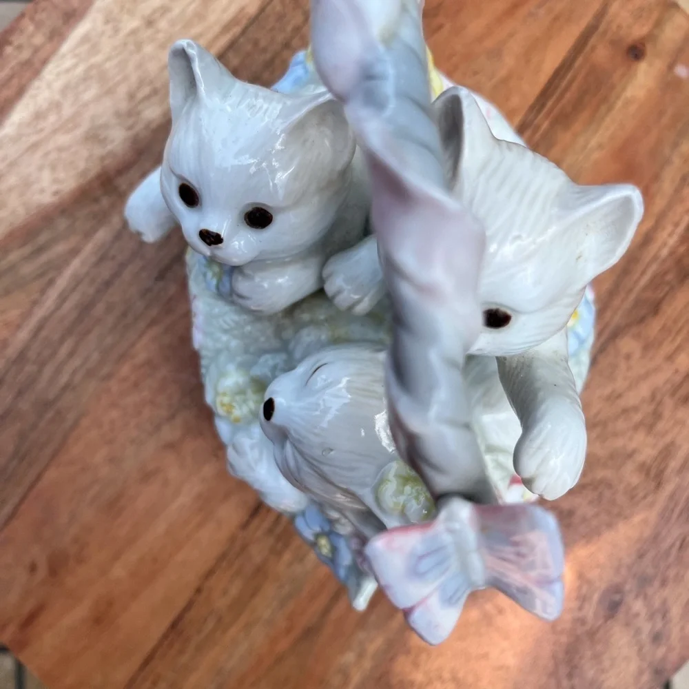 3 Kitty cats in basket porcelain Figurine vintage Collectible Decorative - Picture 4 of 9